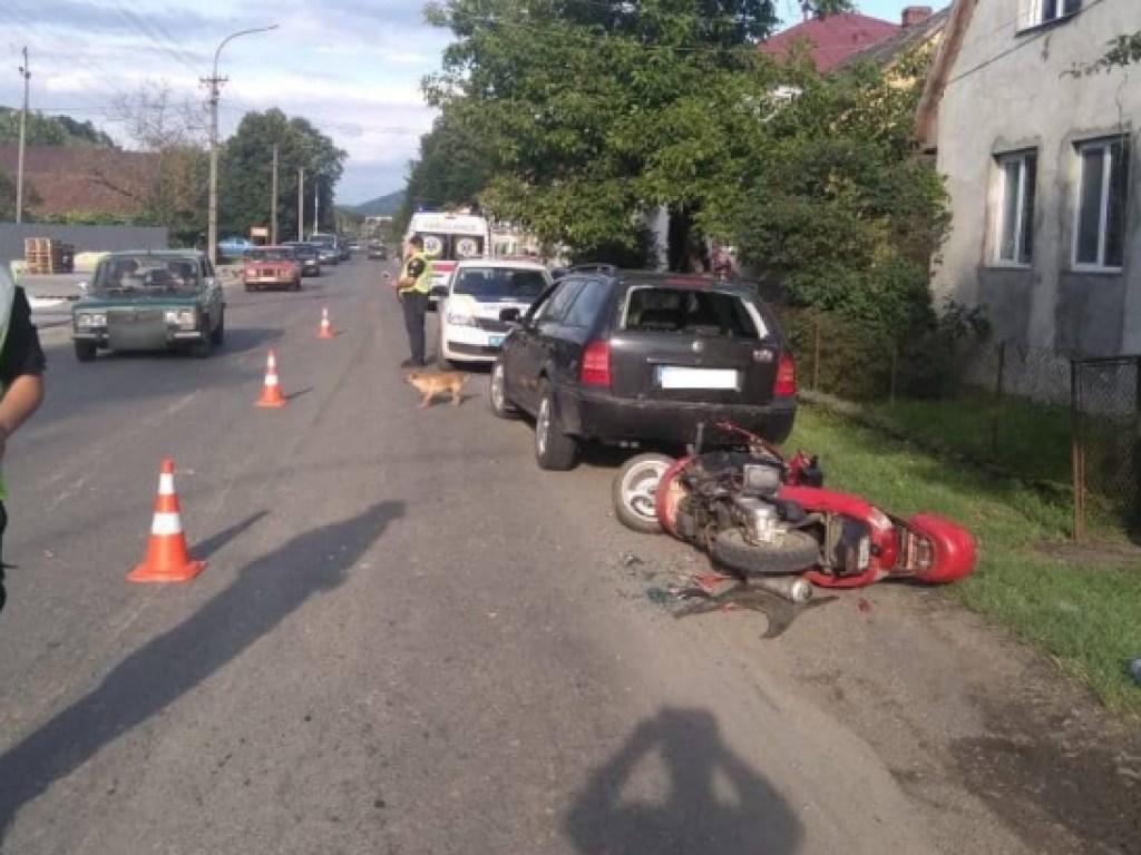 Мотоциклист влетел в припаркованную Skoda на Закарпатье (ФОТО)