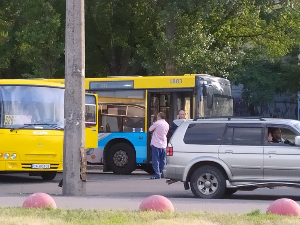 В Соцгородке в Киеве столкнулись маршрутка и автобус (ФОТО)