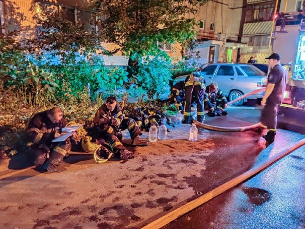 На столичной Троещине произошел пожар в многоэтажке: бойцы ГСЧС эвакуировали 15 человек (ФОТО, ВИДЕО)