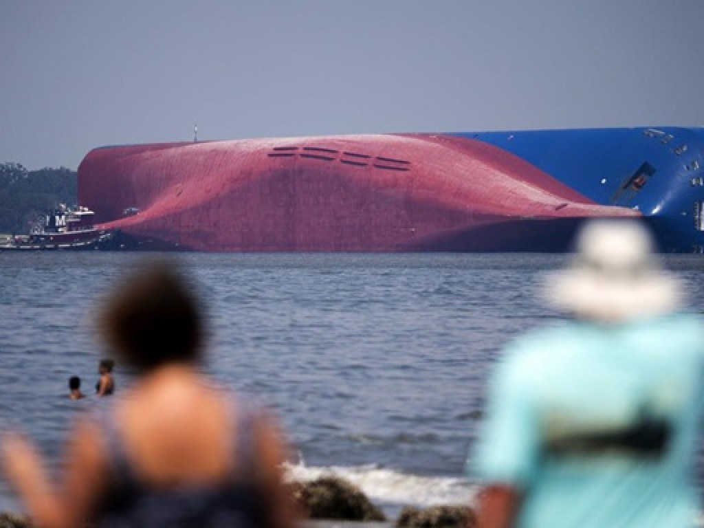 Американцы утопят в Атлантическом океане грузовое судно с тысячами автомобилей (ФОТО, ВИДЕО)