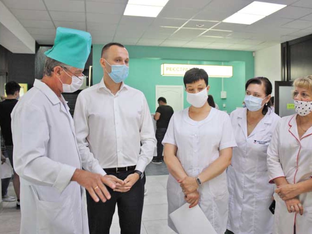 Чтобы обезопасить врачей: общественный деятель подарил Бориспольской больнице дезинфицирующую рамку