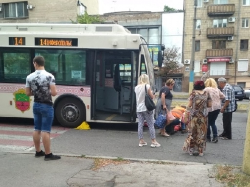 В Запорожье троллейбус сбил женщину на «зебре» (ФОТО, ВИДЕО)