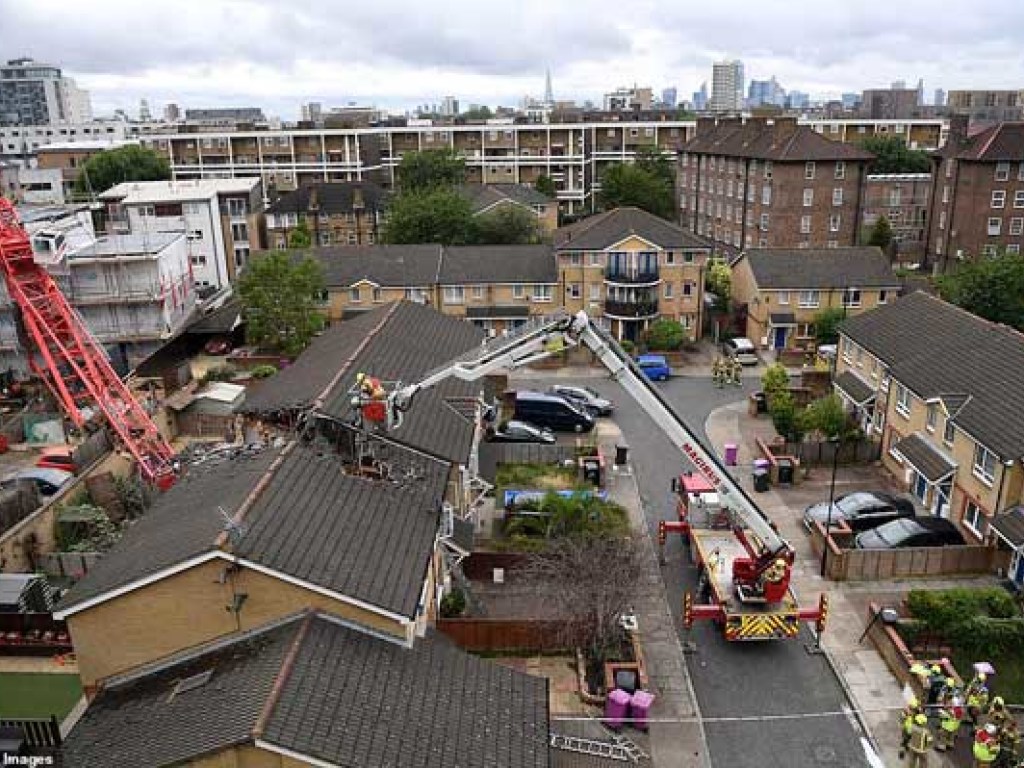 В Лондоне 20-метровый строительный кран упал на жилые дома (ФОТО)