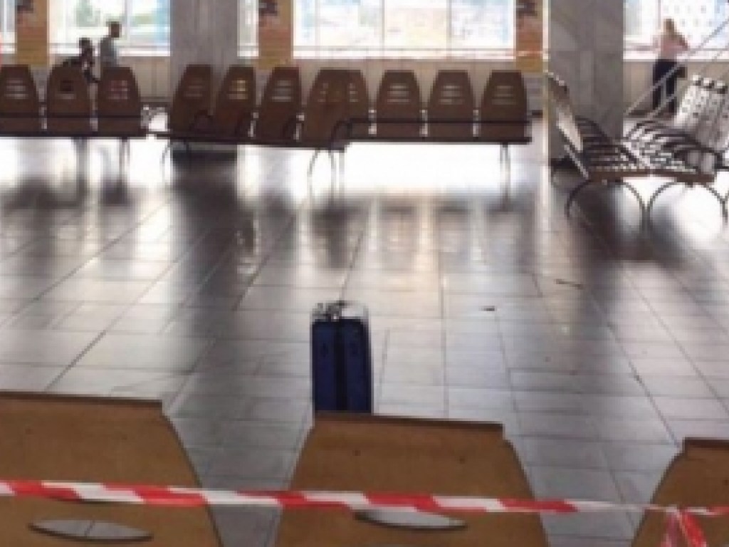 «Минирование?»: в Киеве устроили переполох из-за странного чемодана на вокзале (ФОТО)