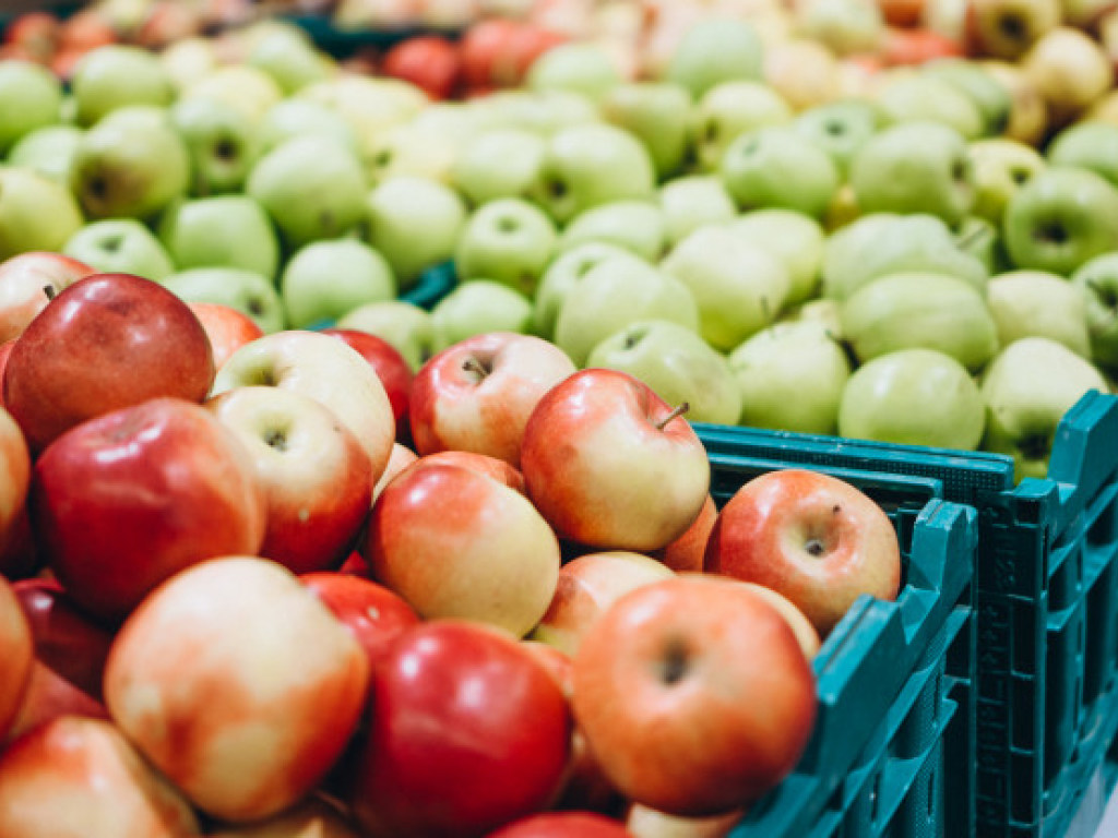Яблоки в Украине продают по цене от 50 гривен килограмм из-за повышенного спроса на фрукт &#8212; предприниматель