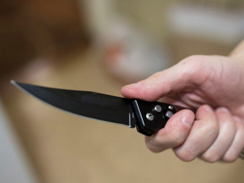 В Киеве мужчина сделал замечание двоим подросткам и напал на них с ножом