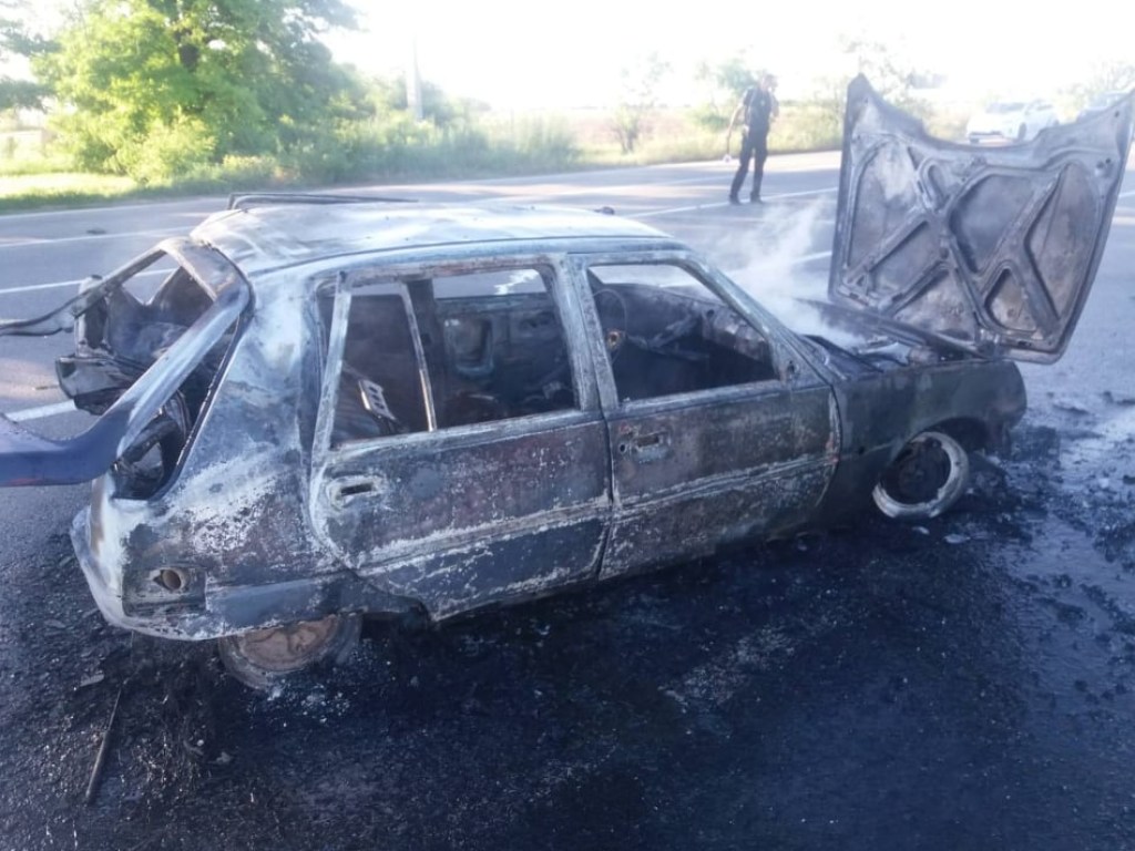 На трассе Одесса-Мелитополь-Новоазовск загорелись 2 автомобиля: погибли 2 человека (ФОТО)
