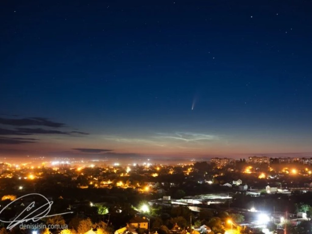 «Кто рано встает&#8230;»: Фотограф сделал снимок кометы над Николаевом (ФОТО)