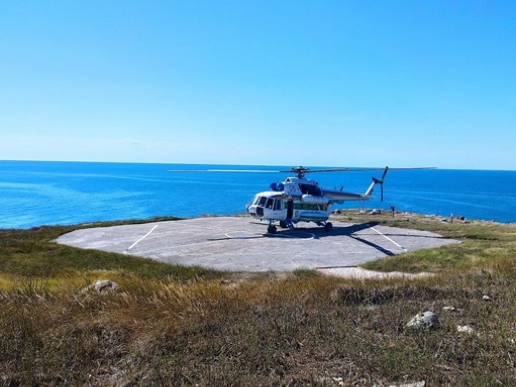 На прилетали 12 лет: на острове Змеиный сел вертолет пограничников (ФОТО, ВИДЕО)