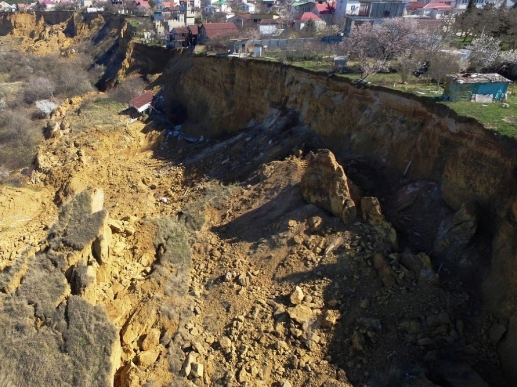 В селе в Ивано-Франковской области сошел оползень: треснула стена в частном доме