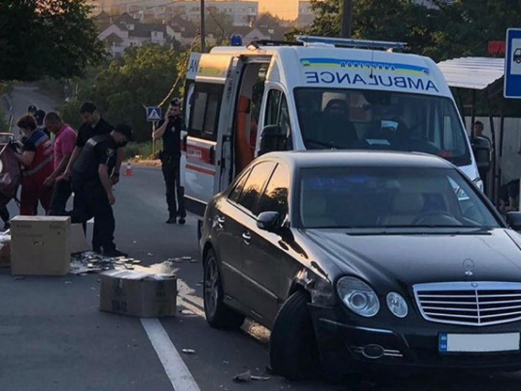 Невнимательный водитель Mercedes сбил двух девушек-полицейских в Мелитополе (ФОТО)