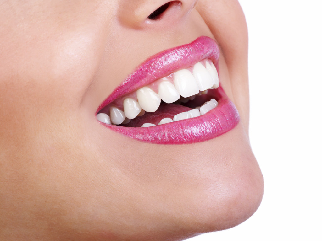 Эти привычки уничтожают зубы: стоматологи рассказали о главных врагах голливудской улыбки