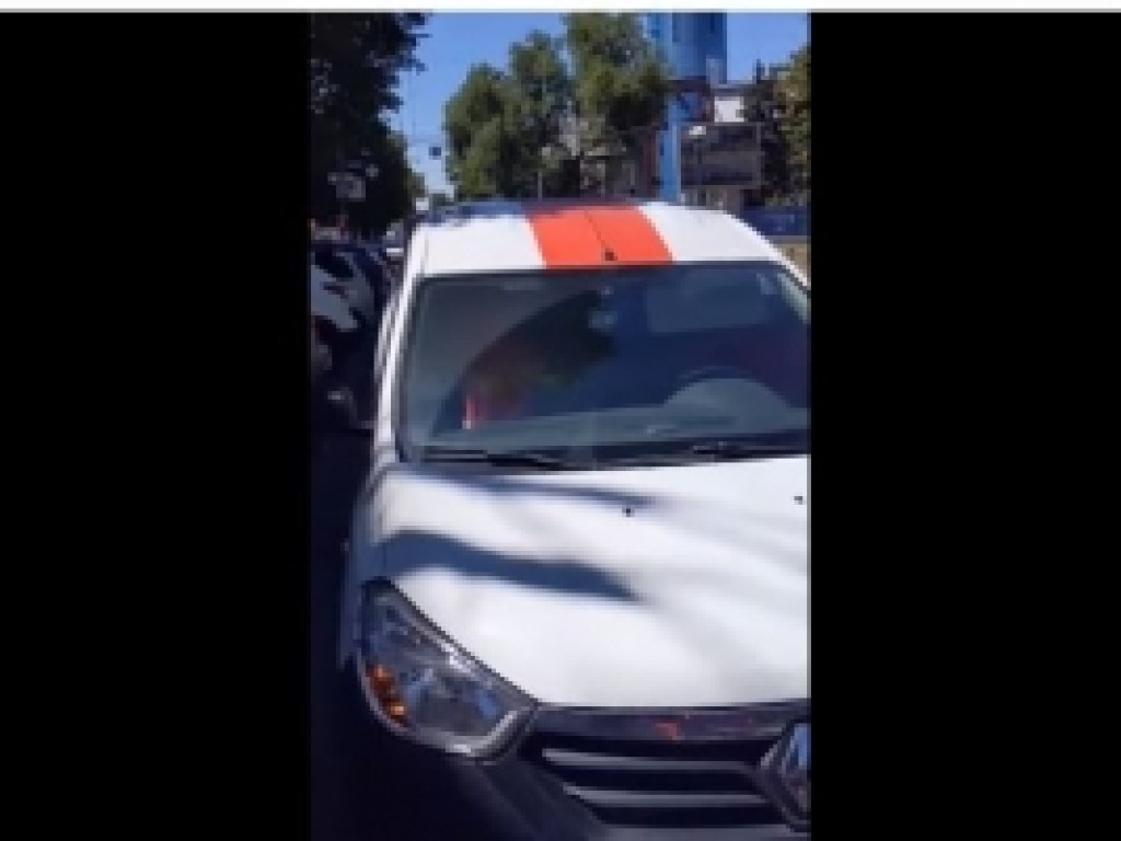 Водитель служебного авто отличился «шикарной» парковкой на центральном проспекте в Днепре