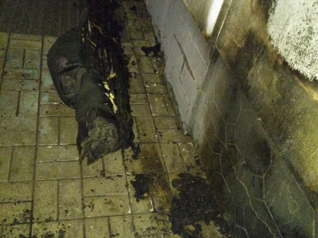 Во двор жилого дома в Харькове бросили бутылку с зажигательной смесью (ФОТО)