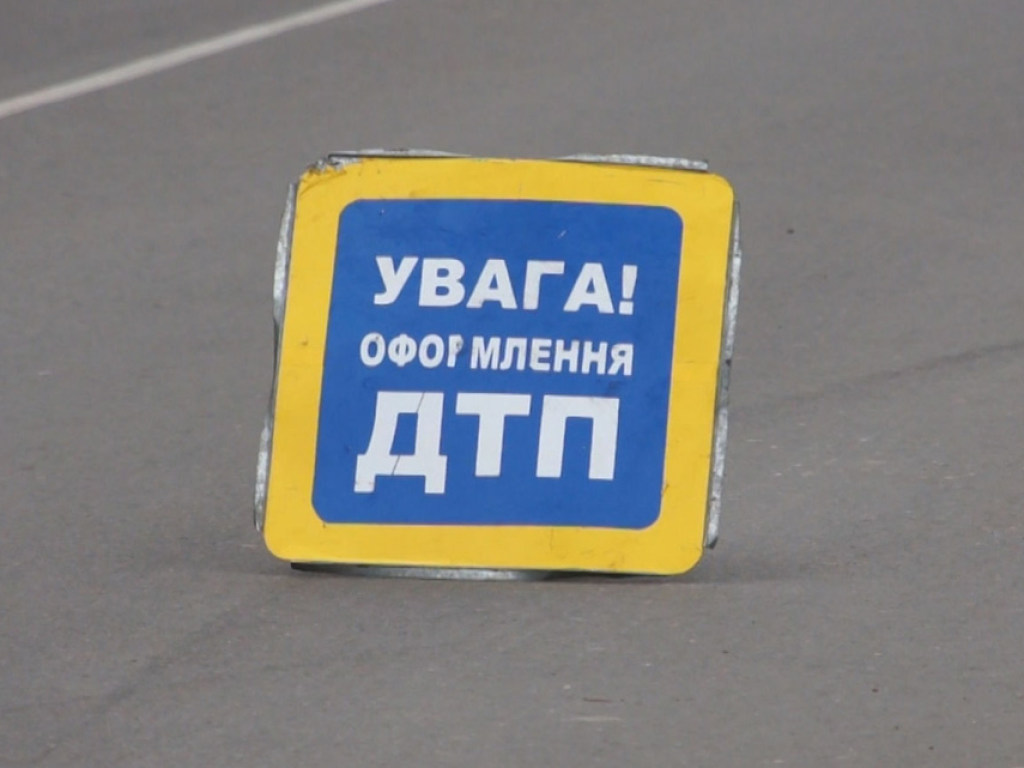 Под Киевом столкнулись микроавтобус и легковушка: образовался затор (ВИДЕО)