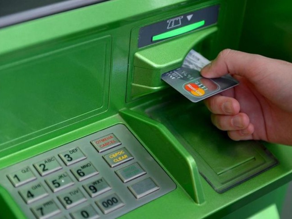 У украинцев деньги крадут с банковских карт в банкоматах: СМИ сообщили о новой мошеннической схеме