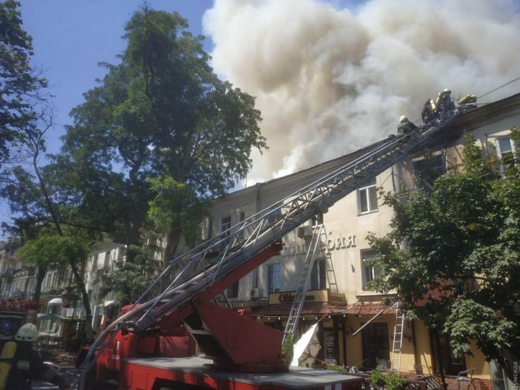В Одессе загорелся дом: жильцов эвакуировали, пострадал один спасатель (ФОТО, ВИДЕО)