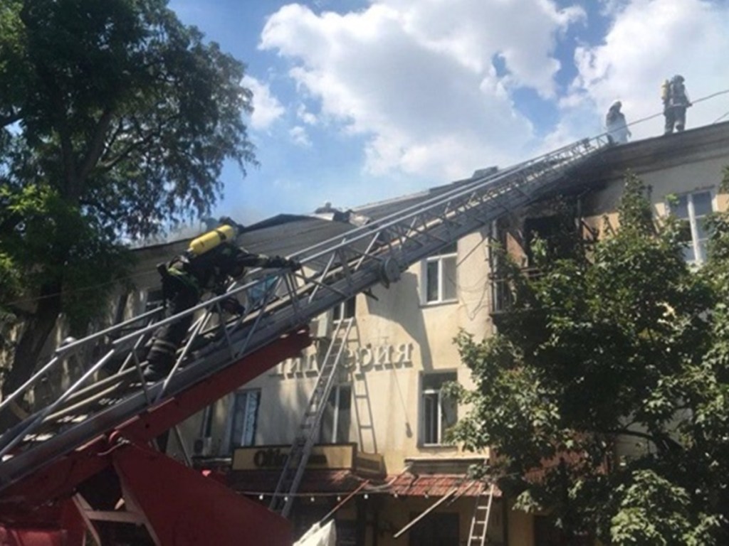 Пожар в жилом доме в Одессе ликвидирован: без крыши над головой остались 40 жильцов