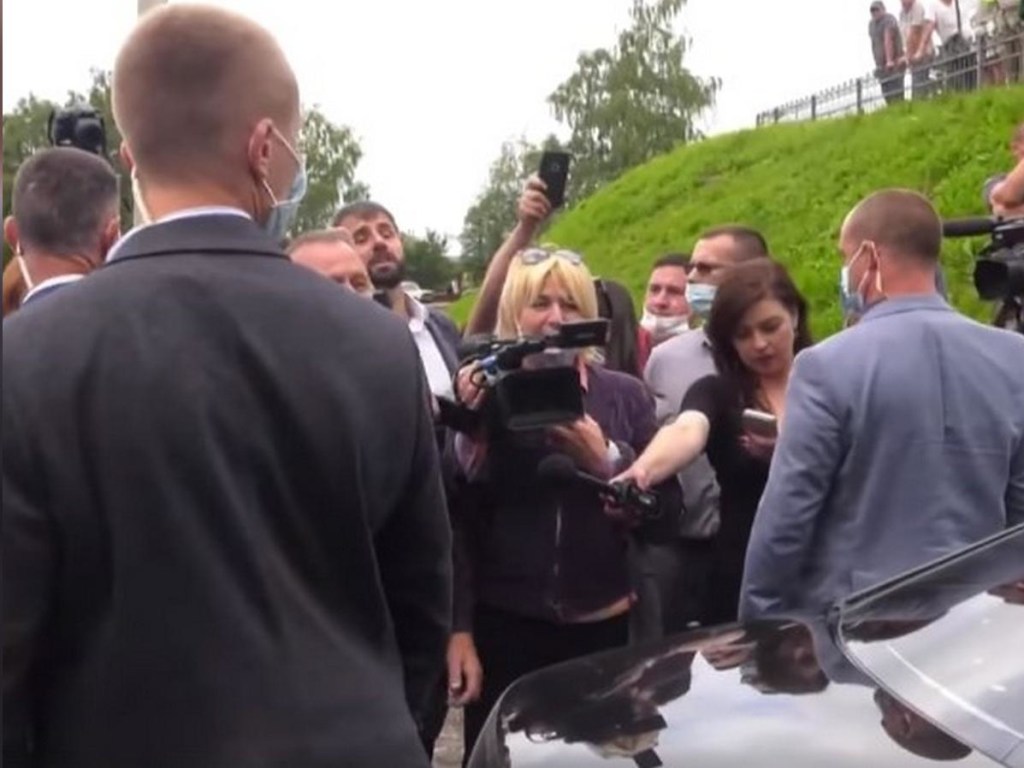 В СМИ обсуждают скандал с ОПУ: журналистов на Волыни не пустили освещать поездку Зеленского (ВИДЕО)