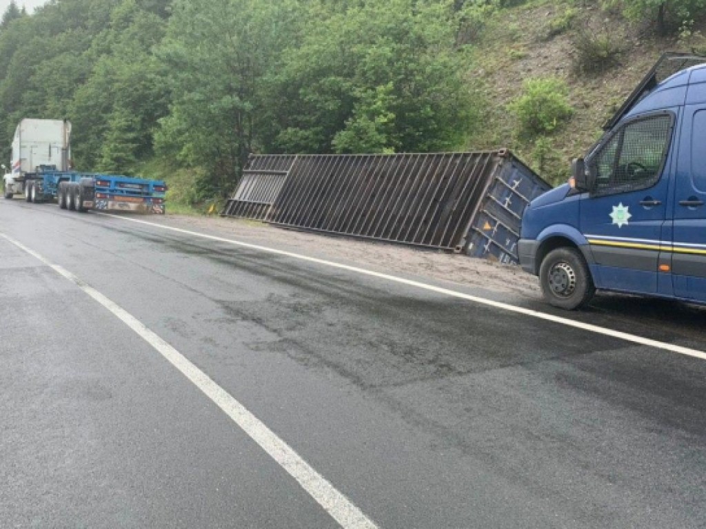 На трассе Киев-Чоп грузовик потерял контейнер (ФОТО)