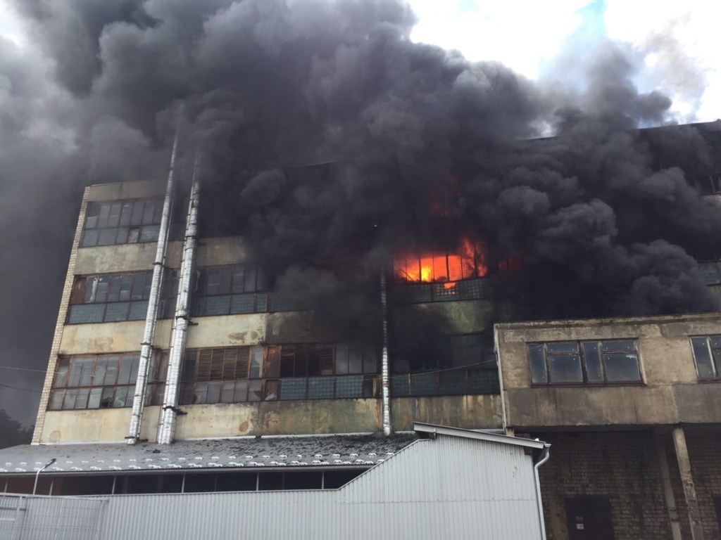 В Черновцах горела фабрика по производству обуви (ФОТО, ВИДЕО)