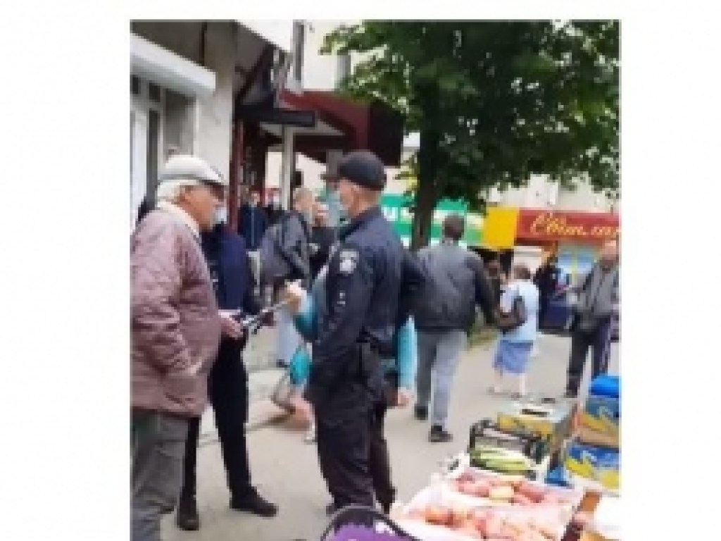 Полицейские грубо задержали пенсионера на рынке в Черновцах (ФОТО, ВИДЕО)