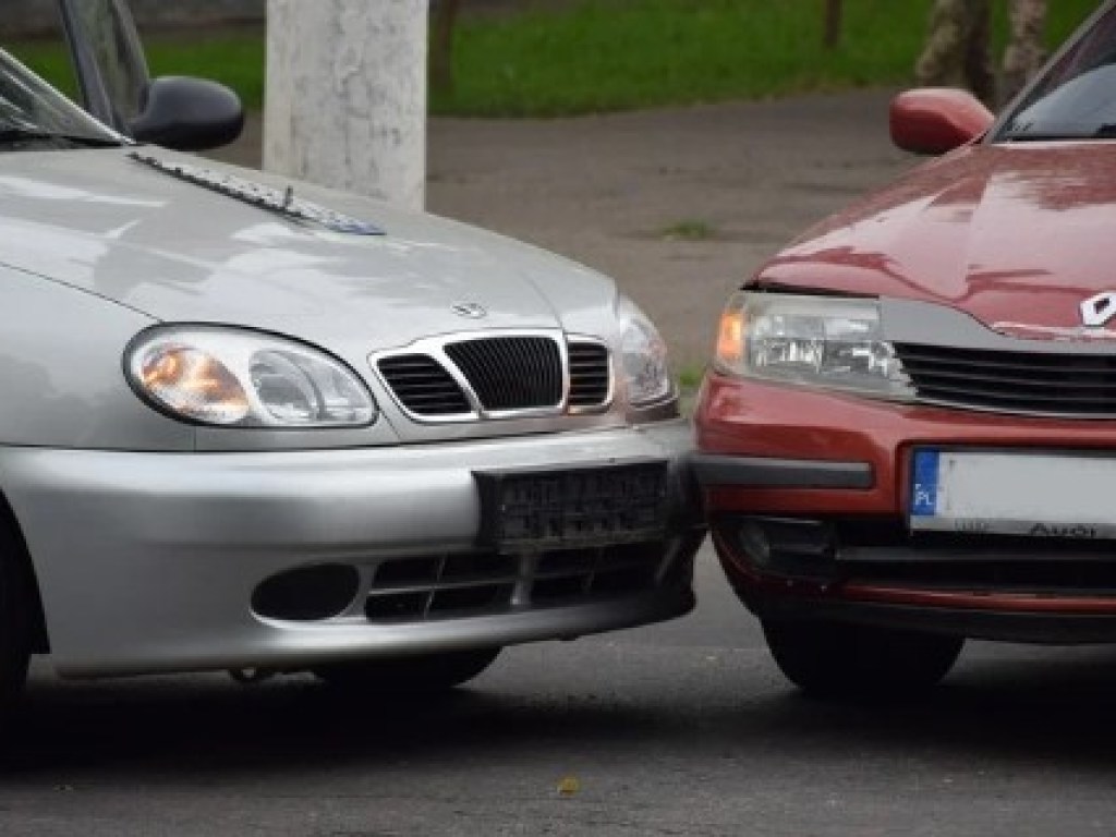 В центре Николаева на перекрестке столкнулись Daewoo Lanos и Renault Laguna (ФОТО)