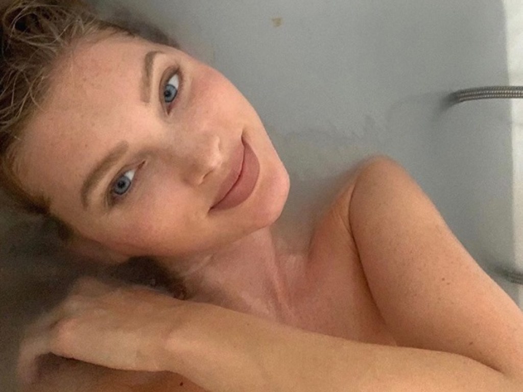 Обнаженная супермодель без макияжа сделала селфи в ванной (ФОТО)