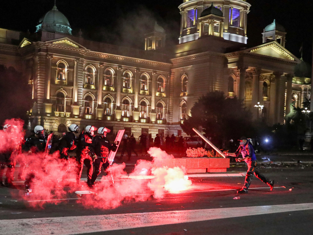 «Беспорядки в Белграде»: Сербия оказалась в центре конфликта между Евросоюзом и США &#8212; эксперт