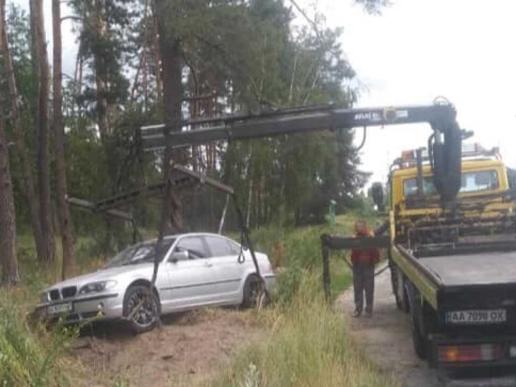На Берковцах в Киеве BMW слетело с дороги (ФОТО)
