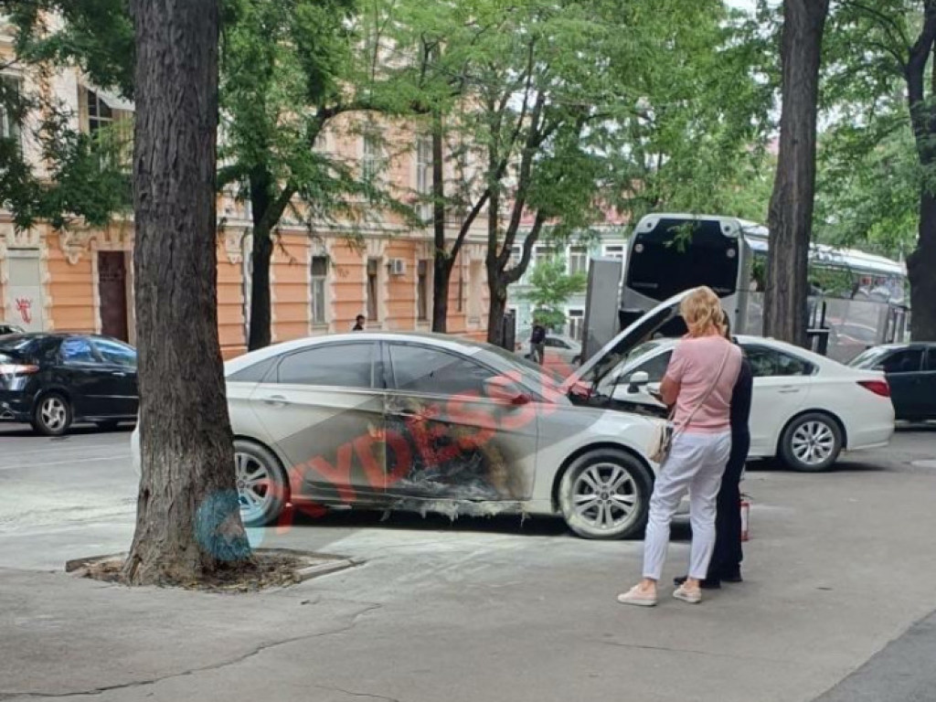 В центре Одессы подожгли автомобиль (ФОТО)