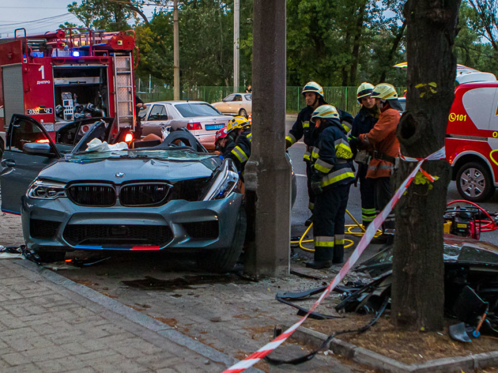 Водитель погиб: В Днепре авто BMW врезалось в столб, от машины остался только корпус (ФОТО, ВИДЕО)