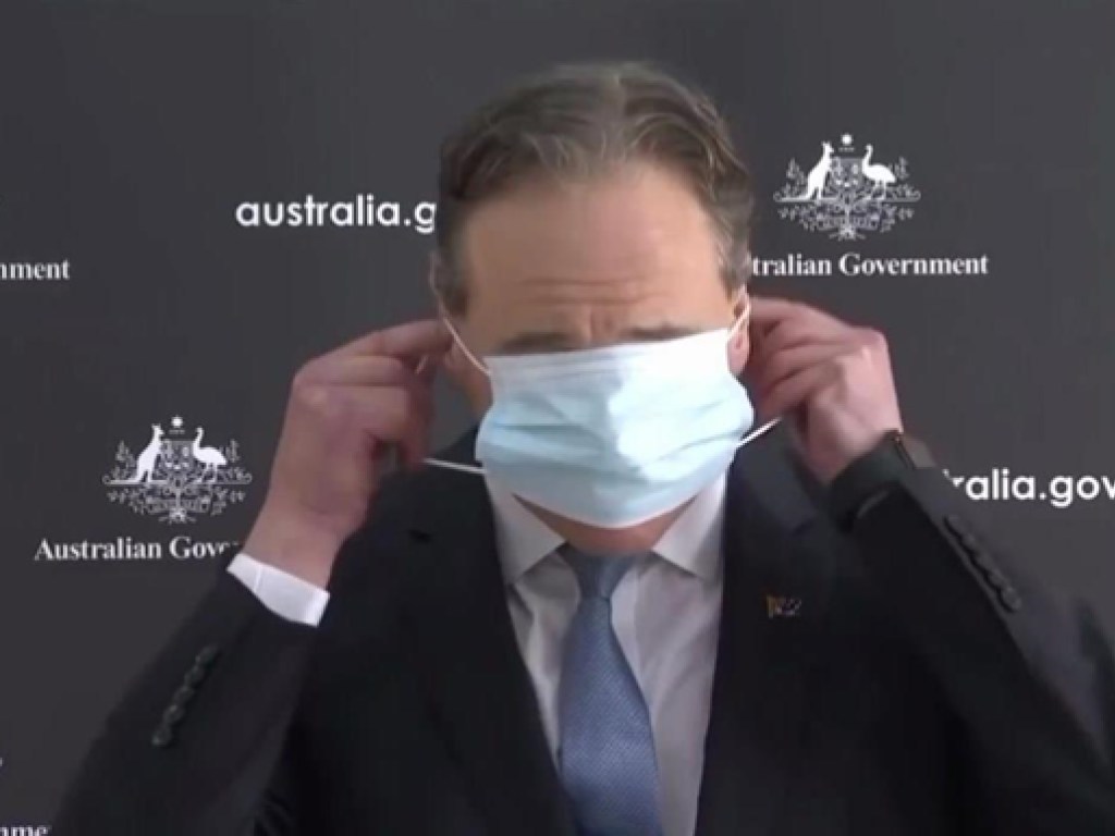 Глава Минздрава Австралии оконфузился с защитной маской (ФОТО, ВИДЕО)