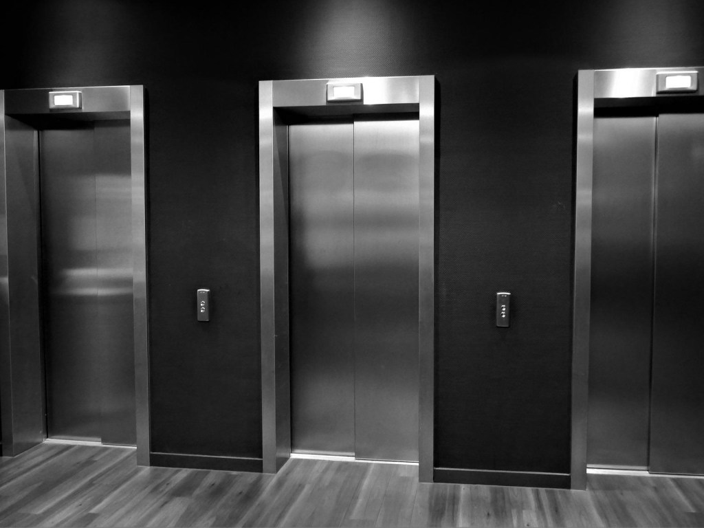 Женщина с коронавирусом проехалась в лифте и заразила более 70 человек