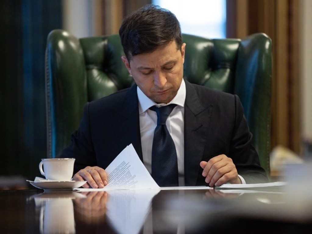 Зеленский подписал закон о списании долгов на оптовом рынке электроэнергии