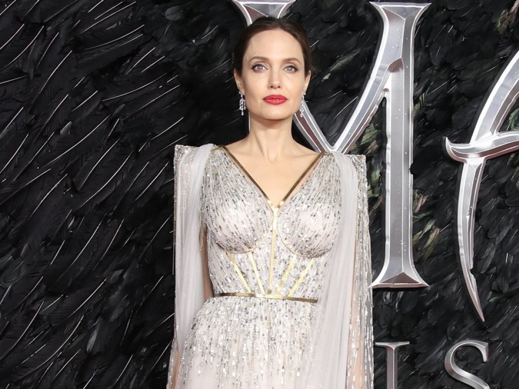 Новый элегантный образ: Анджелина Джоли прогуливалась в платье из роскошного шелка (ФОТО)