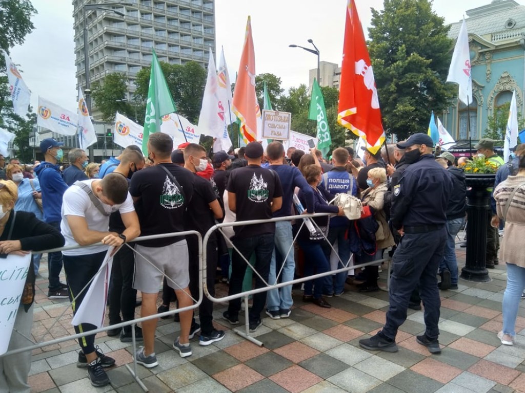 Под Радой митингуют против админреформы по укрупнению районов (ФОТО)
