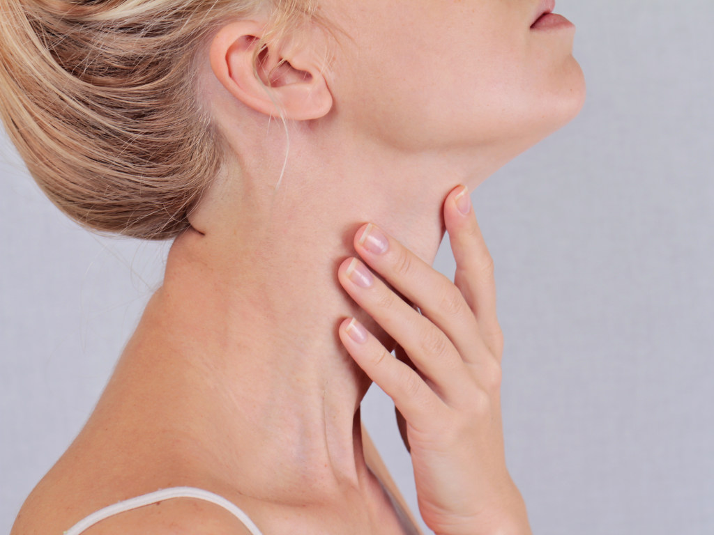 Врачи назвали признаки проблем с щитовидной железой, на которые не обращают внимания