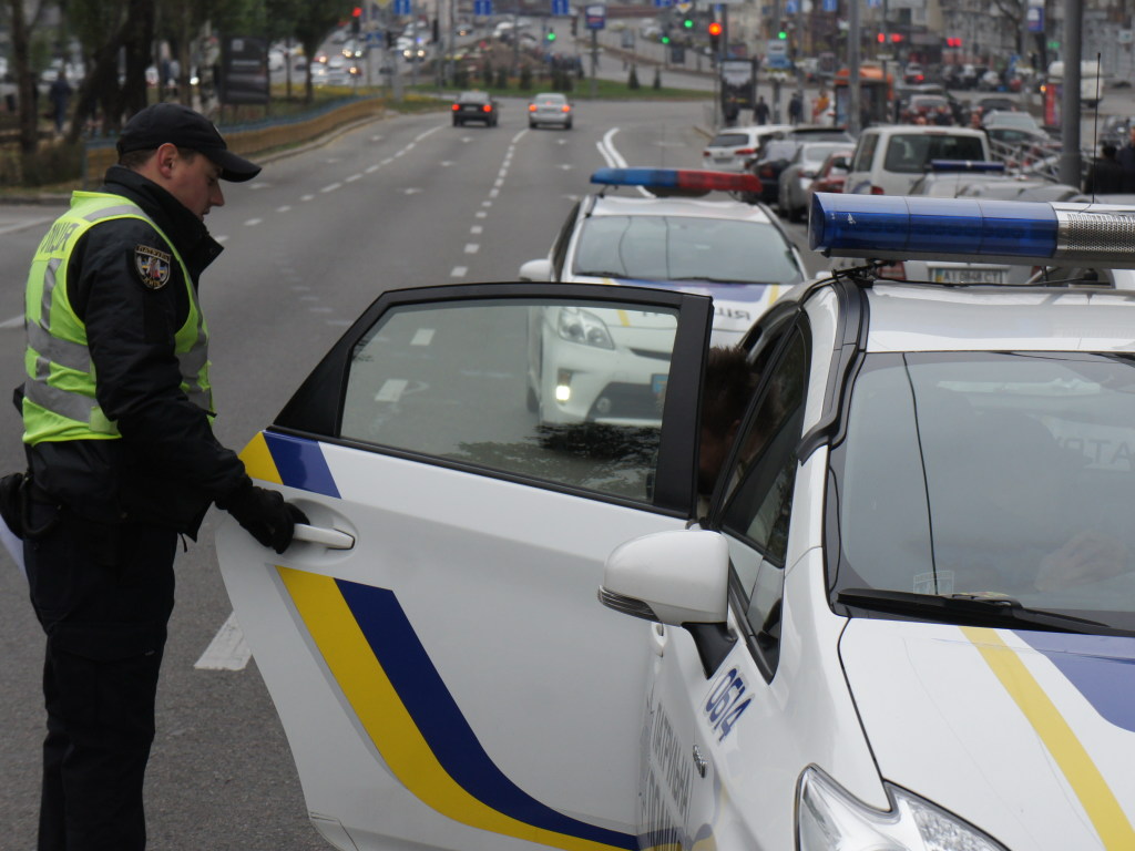 В Киеве пьяный водитель грубо нарушил ПДД, устроил ДТП и сбежал (ВИДЕО)