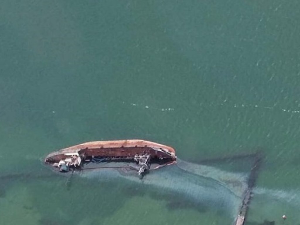 Из затонувшего под Одессой танкера снова вылилось топливо (ФОТО, ВИДЕО)