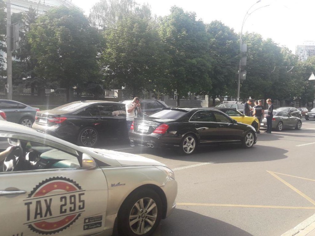 В Киеве столкнулись четыре элитных авто, образовались большие пробки (ФОТО)