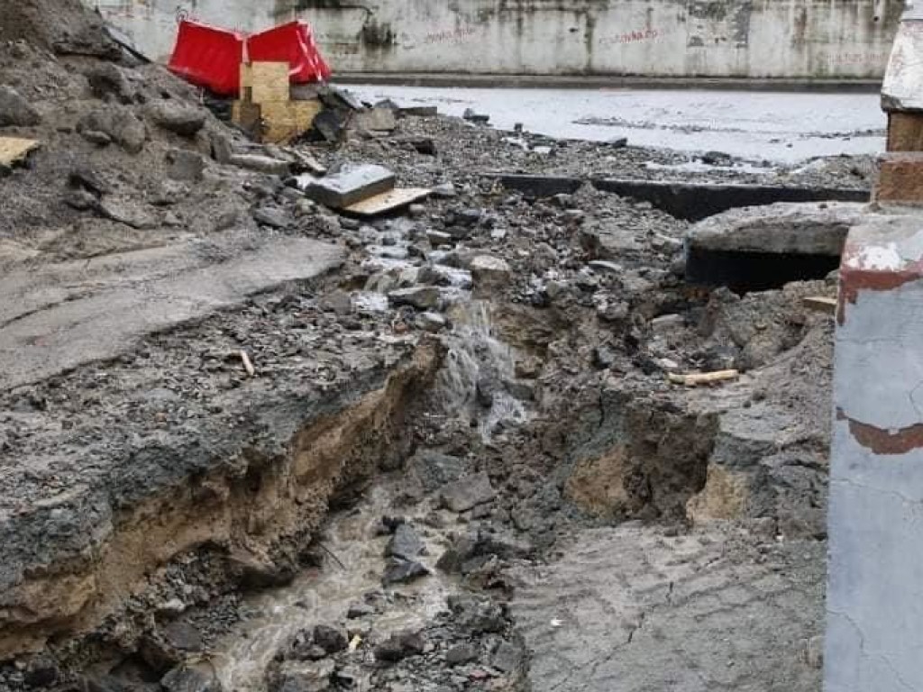В Днепре сильный ливень размыл дороги и затопил дома (ФОТО, ВИДЕО)