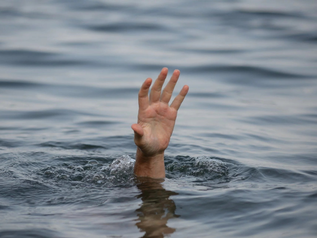 В Киеве пьяный мужчина упал в водоем: спасали копы (ВИДЕО)