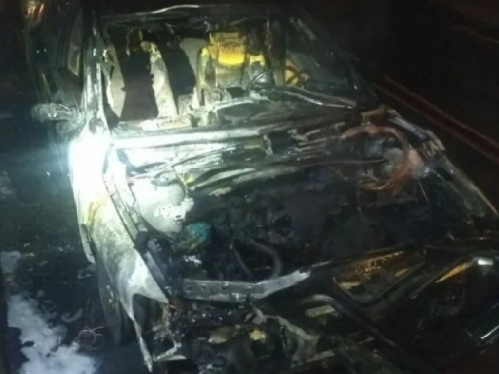 В Николаеве сгорел автомобиль главы «Нацкорпуса»: Денис Янтарь обещал найти поджигателей без полиции (ФОТО)