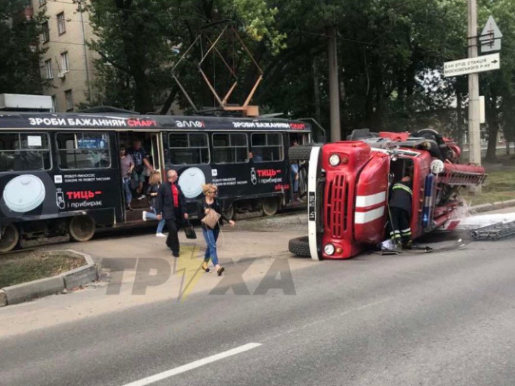 В Харькове столкнулись грузовик пожарных и трамвай: подробности ЧП (ФОТО)