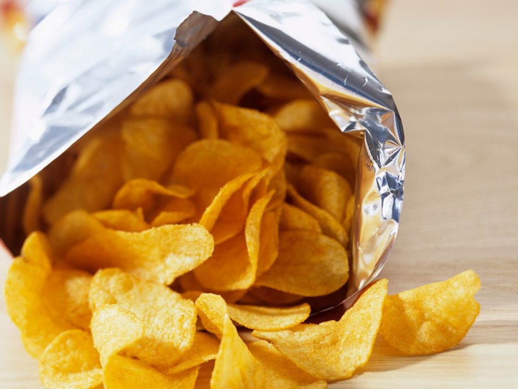 Диетолог сравнил вред для здоровья от чипсов и фруктов