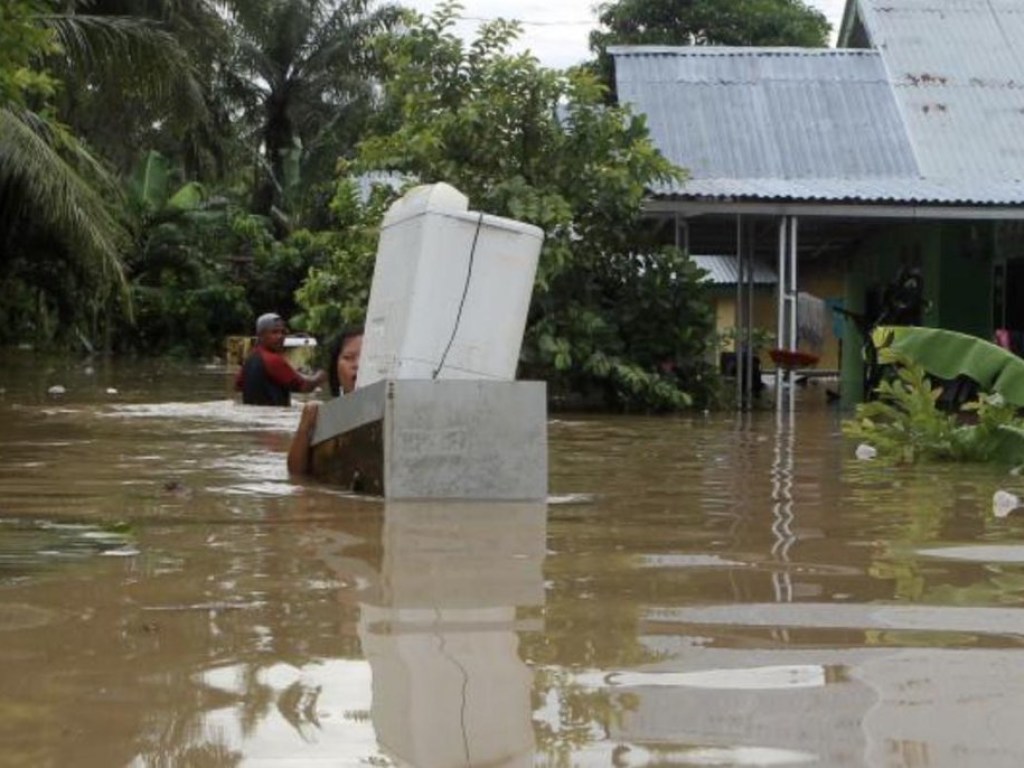 В Индонезии жертвами наводнения стали десятки человек