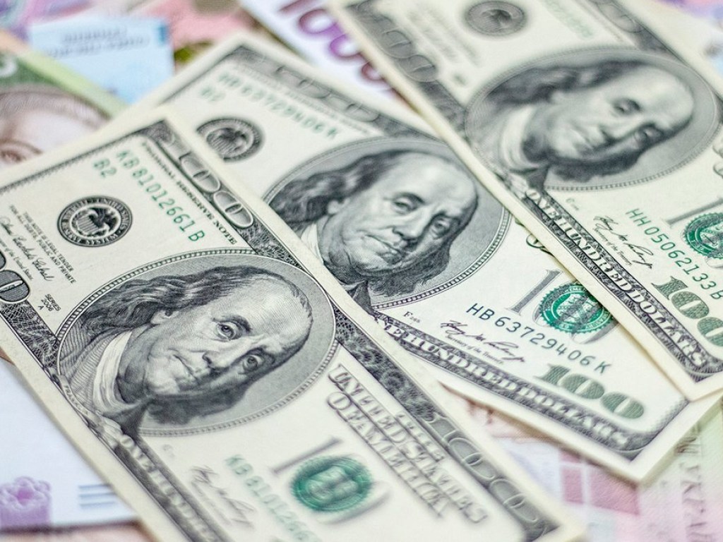 НБУ установил официальный курс на уровне 27,11 гривны за доллар