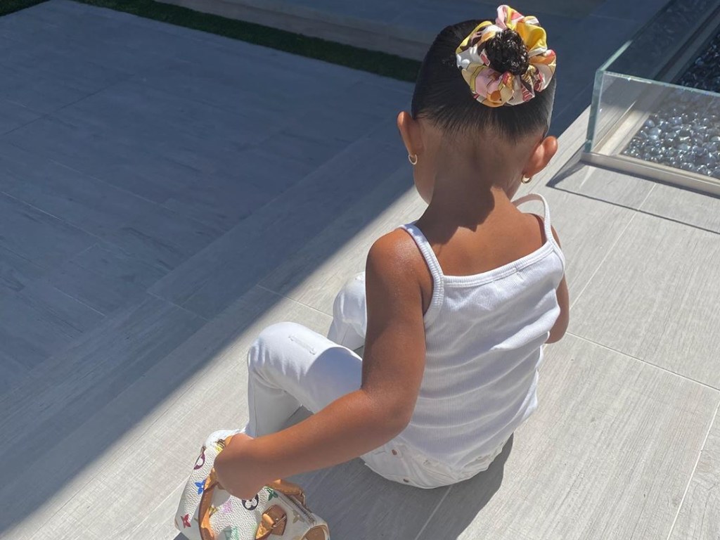 «Модница, настоящая принцесса»: Сеть покорила 2-летняя дочь Кайли Дженнер (ФОТО)