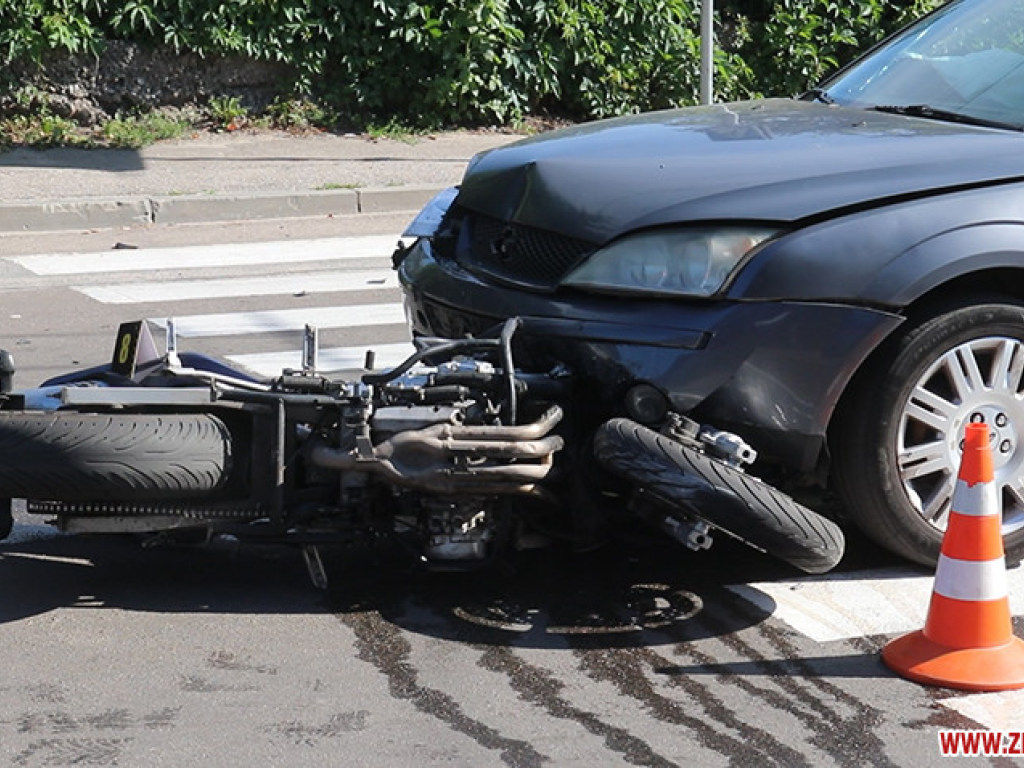 В Житомире столкнулись мотоцикл и легковушка: один человек погиб, одного госпитализировали (ФОТО)